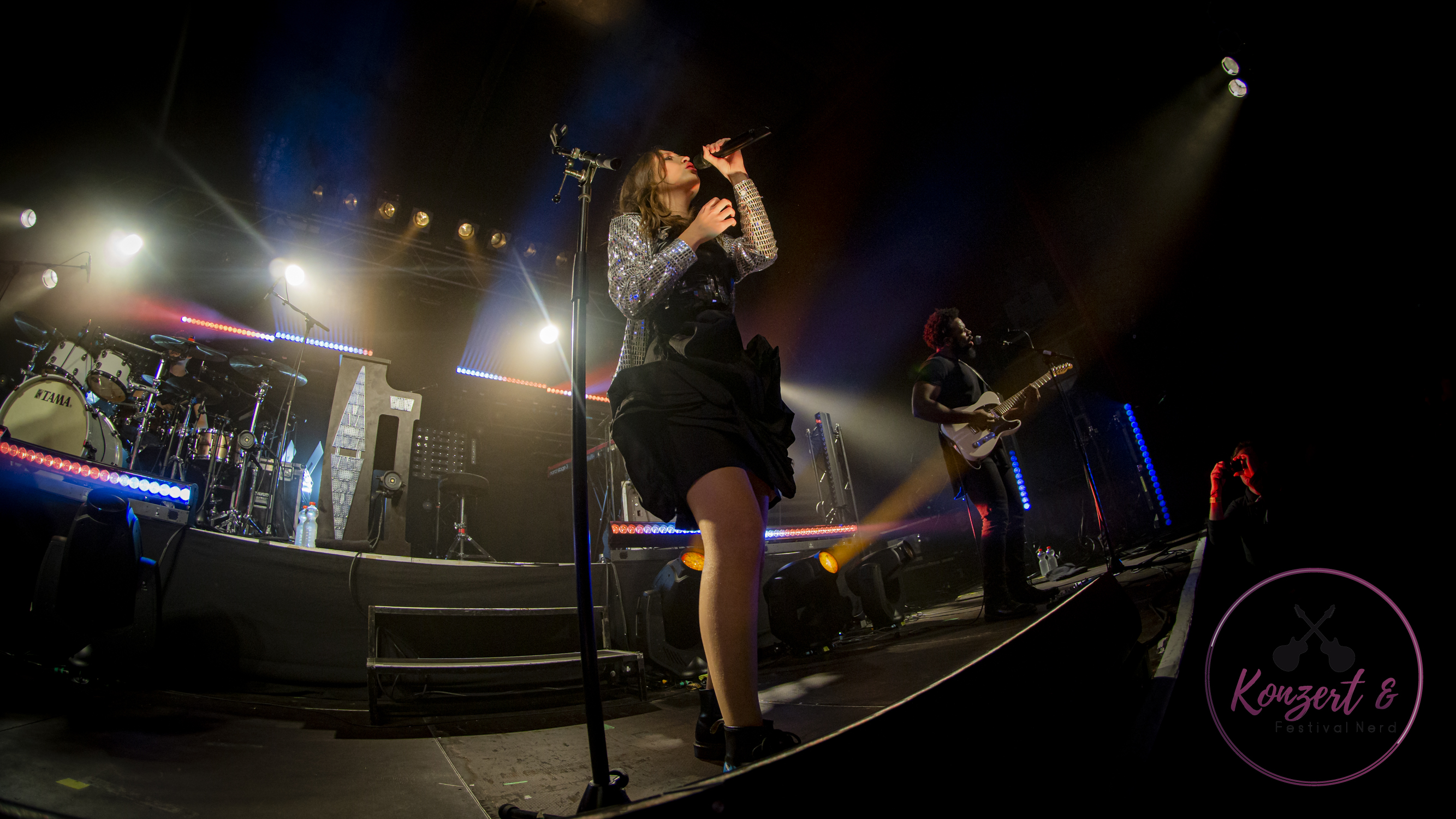 The garden concert. Lipstick on the glass wolf alice. Элис купер 2023. Элис купер 2023. Wolf alice солистка.