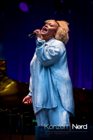 Emeli Sandé am Freitag Abend (12.07.2024) beim 25. Fantastival im Dinslakener Burgtheater.