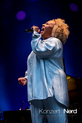 Emeli Sandé am Freitag Abend (12.07.2024) beim 25. Fantastival im Dinslakener Burgtheater.