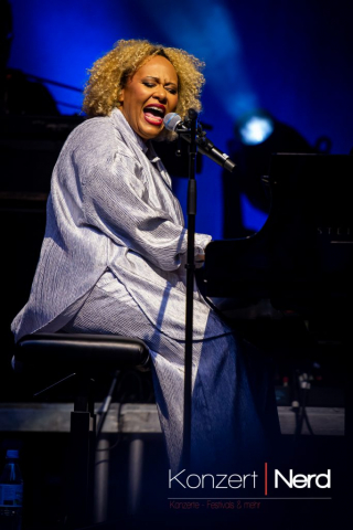 Emeli Sandé am Freitag Abend (12.07.2024) beim 25. Fantastival im Dinslakener Burgtheater.